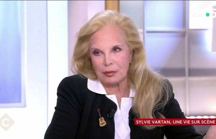 Sylvie Vartan „müde“? „Dieses erschütternde Leben nicht weiterzuführen“, blickt die Sängerin auf eine schwere Entscheidung zurück