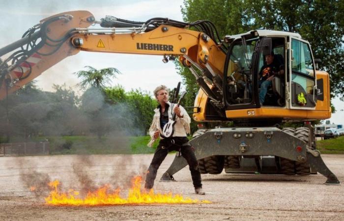 Eine Hommage an Johnny Hallyday mit einem Bagger zur Einführung von Lisieux Grands Ouverts