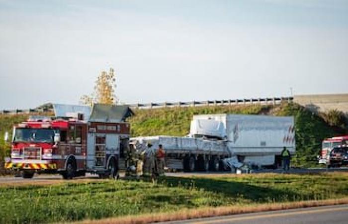 Ein Mann zwischen Leben und Tod nach einem Zusammenstoß zweier Sattelauflieger auf der A30