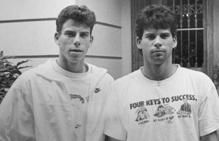 Sehen Sie sich die ersten Bilder der Dokumentation „The Menendez Brothers“ an, die am Montag auf Netflix veröffentlicht wird und in der sich die echten Brüder aus ihrem Gefängnis heraus einander anvertrauen, nach dem weltweiten Erfolg der Fiktion über ihr Leben „Monsters“ – Video