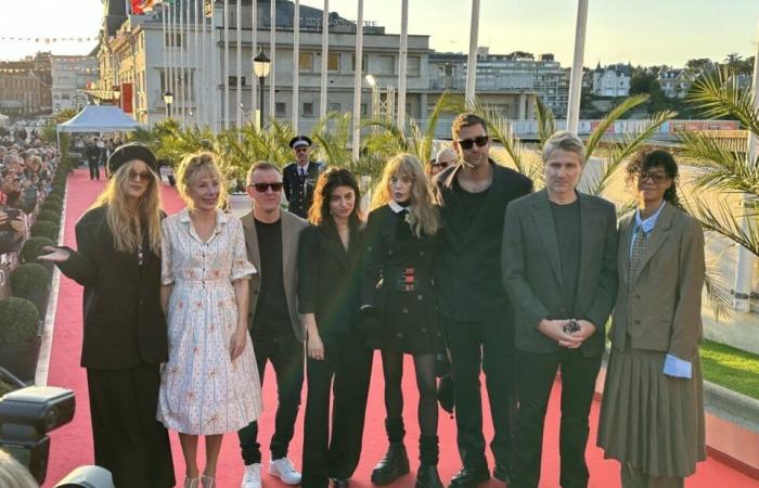 Arielle Dombasle und ihre Jury paradierten auf dem roten Teppich in Dinard