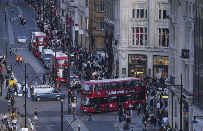 In London wird die Oxford Street zur Fußgängerzone erklärt, um ihrem kommerziellen Niedergang Einhalt zu gebieten