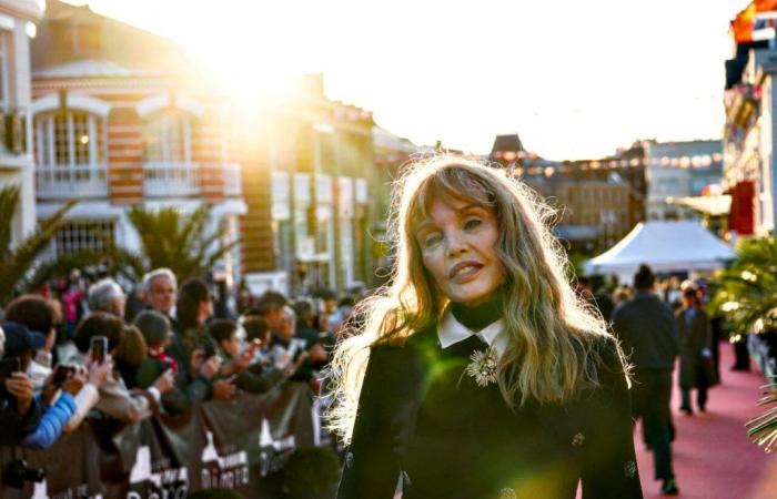 Arielle Dombasle und ihre Jury paradierten auf dem roten Teppich in Dinard