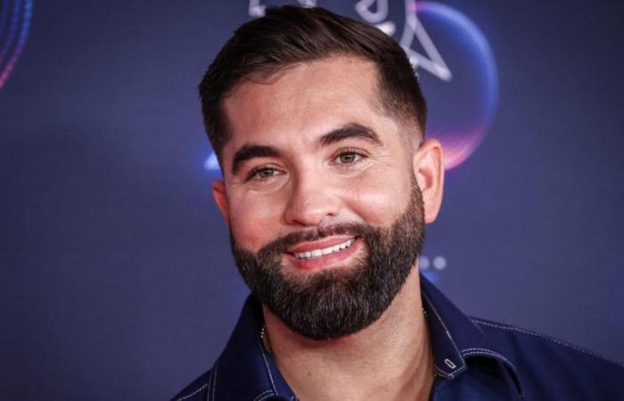 Kendji Girac kommt, um sein neues Album in seinem Haus in der Dordogne vorzustellen