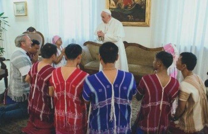 Papst betet für thailändische Kinder, die bei einem Busunglück ums Leben kamen