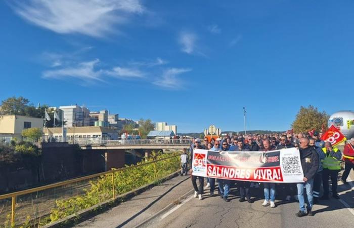 Mehrere hundert Menschen demonstrieren gegen die Schließung der Solvay-Fabrik im Gard