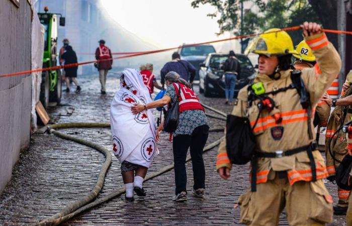 Bei einem Brand in einem jahrhundertealten Gebäude in der Altstadt von Montreal kommen zwei Menschen ums Leben