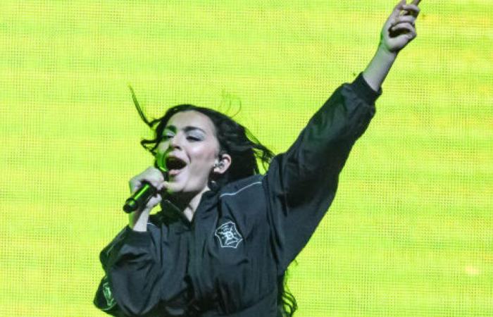 Charli XCX verlängert den „Gör-Sommer“ mit hochkarätigen Auftritten