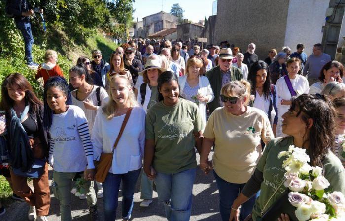 Vergewaltigungen in Mazan: Rosen und viel Emotion zur Unterstützung von Gisèle Pelicot während des weißen Solidaritätsmarsches, der an diesem Samstag organisiert wurde