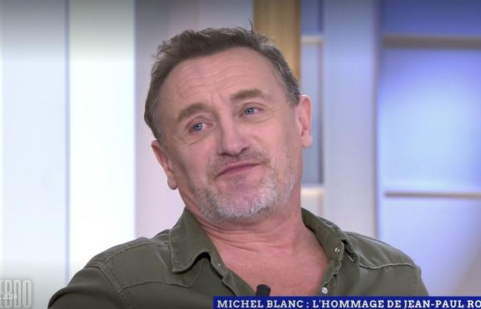 Jean-Paul Rouve würdigt Michel Blanc in „C l’hebdo“