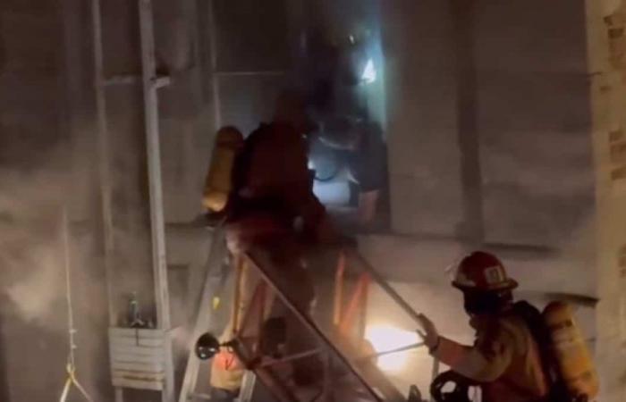 [VIDÉO] Brand in Old Montreal: Ein bewusstloser Mann wurde in letzter Minute von Feuerwehrleuten gerettet