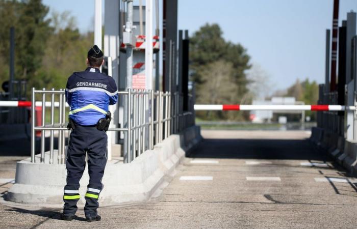 er kommt bei einem heftigen Frontalunfall mit einem Auto ums Leben