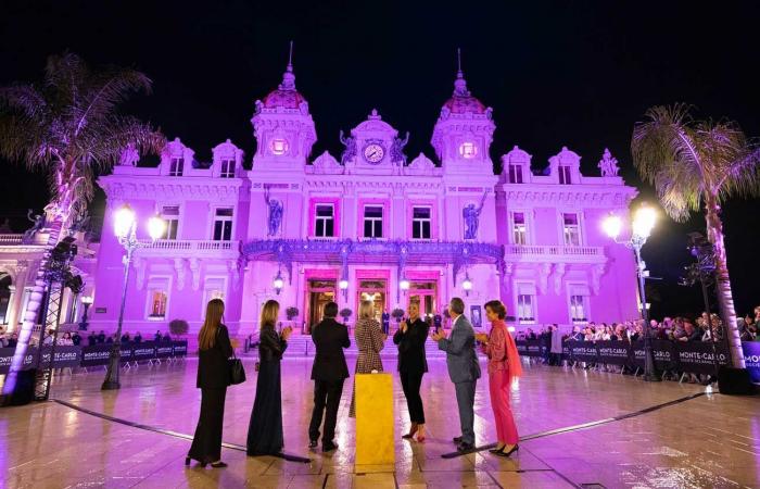 Prinzessin Charlene erhellt den Casino Square in Rosa