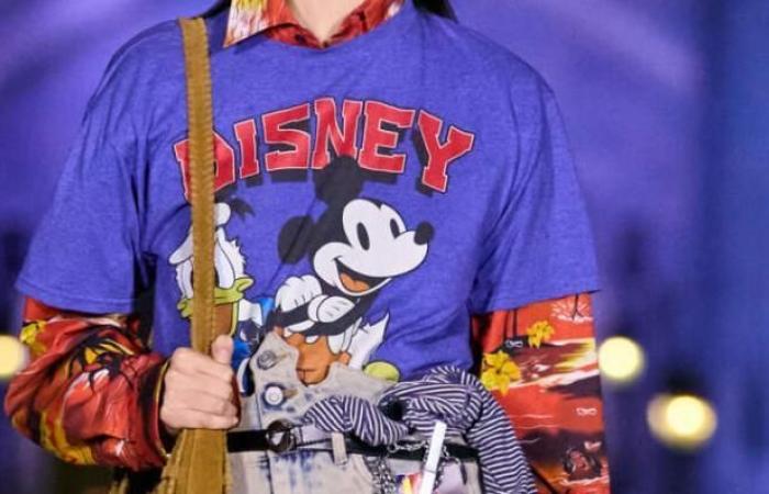 Ein Internetnutzer wirft der Haute-Couture-Marke „Coperni“ mit entsprechenden Beweisen vor, ihm ein „Mickey“-T-Shirt für 9 Euro gekauft und es dann in seine Modenschau gesteckt zu haben – Video