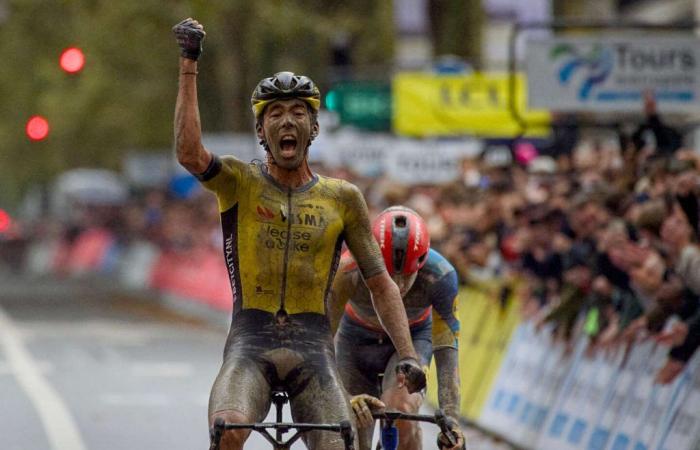 Christophe Laporte, Sieger des Paris-Tours-Klassikers, im Regen und im Schlamm