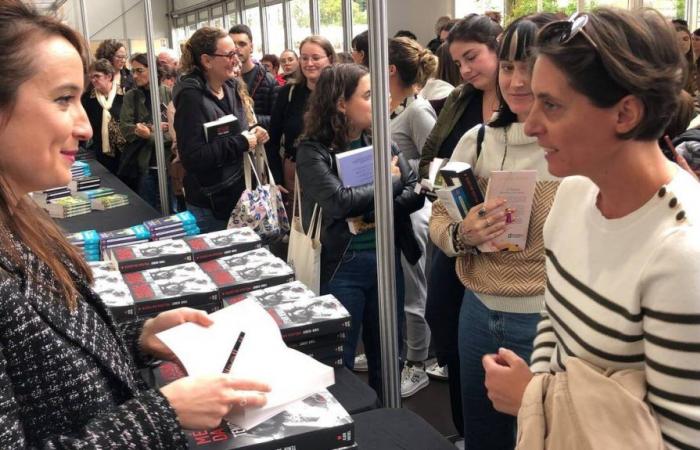 VIDEO. Massenbad für Mélissa da Costa auf der Buchmesse in Le Mans