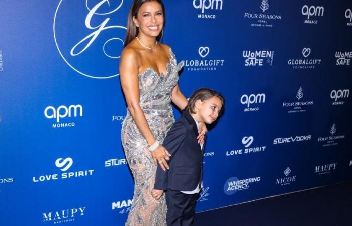 Im schicken Anzug erscheint der 6-jährige Santiago am Arm seiner Mutter Eva Longoria während einer Gala in Paris