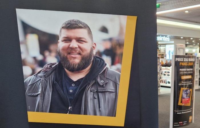 Der Videofilmer Nota Bene signiert in Clermont-Ferrand ein Buch für sein Buch „Les Samouraïs“