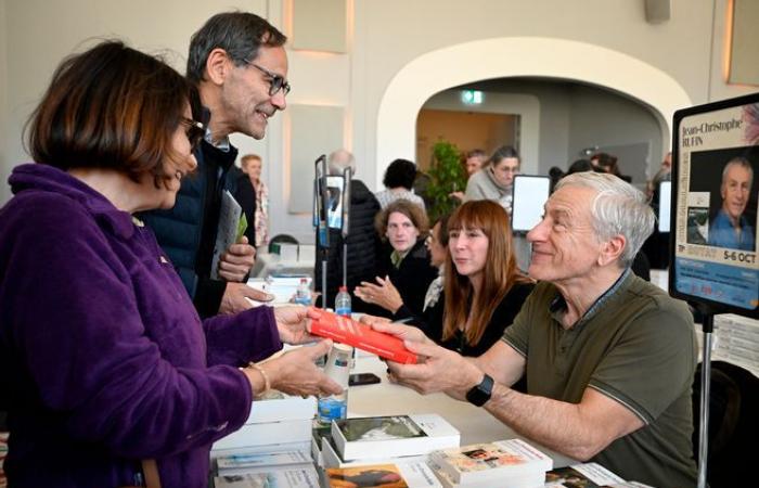 „Wir hören überall, dass die Leute nicht mehr lesen, aber schauen Sie, es ist voll“: Gedränge auf der Buchmesse Royat-Chamalières