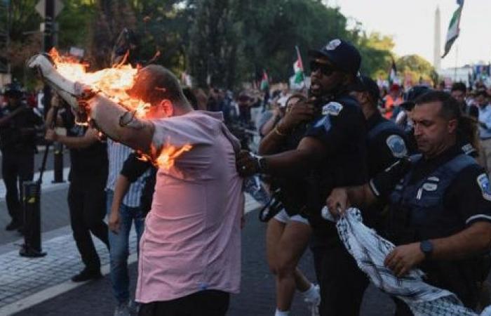 Mann versucht sich während des Protests selbst zu verbrennen