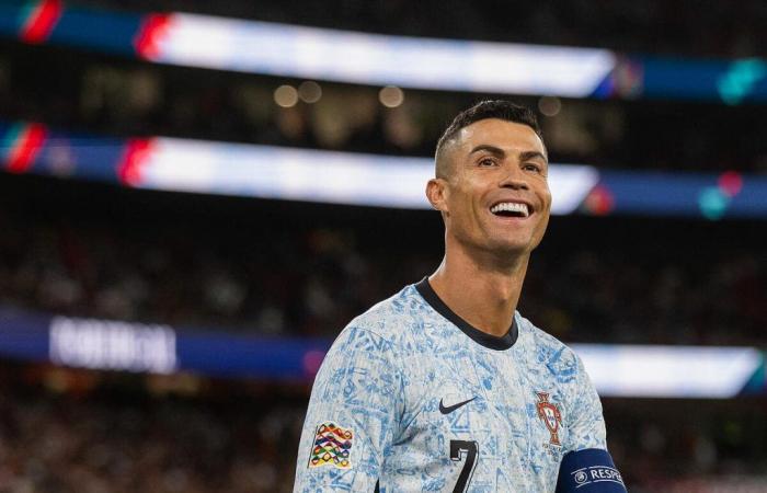 Cristiano Ronaldo schlägt mit der Faust auf den Tisch