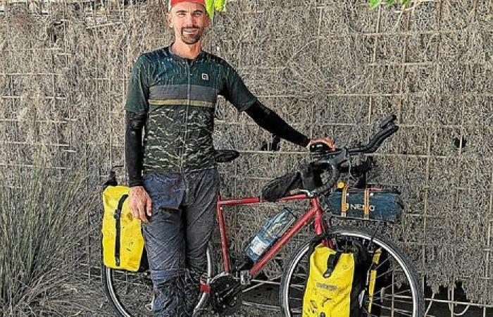 Fabien Saint-Jalmes wurde in Morlaix geboren und bereiste die Welt, indem er 45.000 km mit dem Fahrrad durch 42 Länder zurücklegte