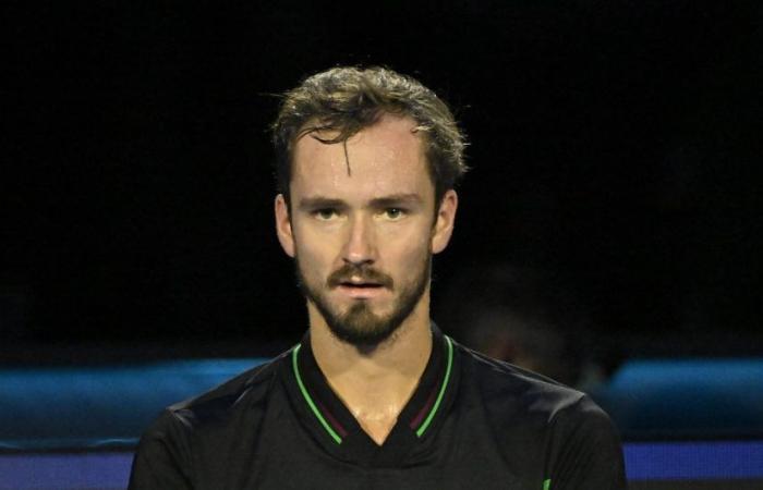 ATP – Shanghai > Medvedev ärgert sich: „Diese Bälle bevorzugen Spieler, die Kraft erzeugen können, während sie gestoppt werden. Alcaraz und Sinner sind im Vorteil.“