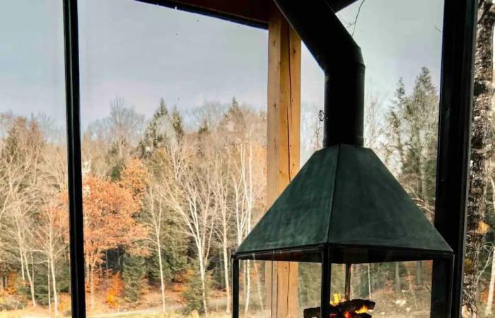 Dieses moderne Cottage im Scheunenstil zur Miete ist der perfekte Herbsturlaub, weniger als eine Stunde von Montreal entfernt