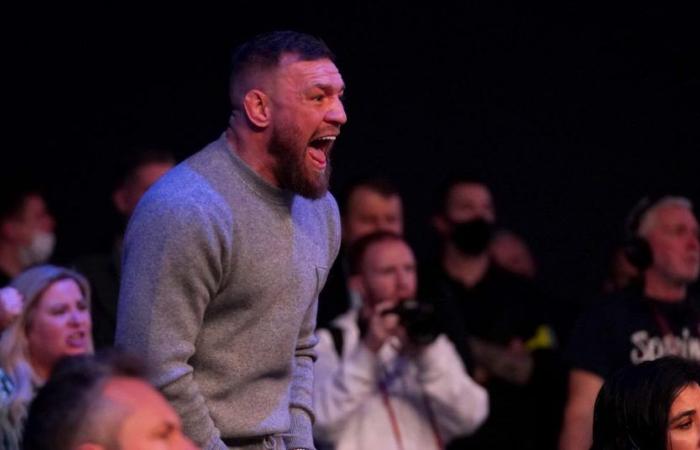 Conor McGregor, der sich mit einem gebrochenen kleinen Zeh auf die Bank setzte, beschämt Kevin Holland wegen einer „lächerlichen“ UFC 307-Verletzung