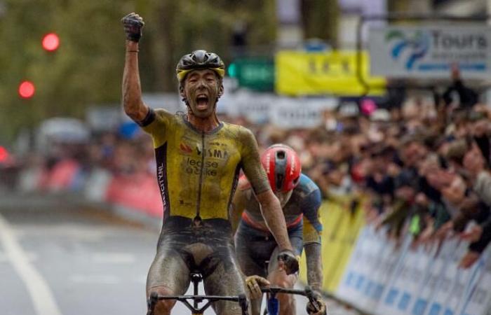 Christophe Laporte, Sieger des Paris-Tours-Klassikers, im Regen und im Schlamm