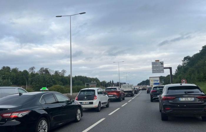 Monsterstaus auf der A13 nach einer Massenkarambolage in der Nähe von Buchelay