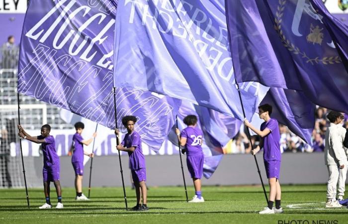 Unglaubliche Szene in Anderlecht: Lotto Park pfeift und beleidigt die Mauves-Armee nach ihrer Aktion zur Unterstützung der Standard-Fans (Video) – Alles Fußball