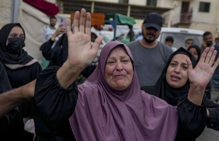 Im Gazastreifen sind nach Angaben des Zivilschutzes 21 Menschen bei einem israelischen Angriff auf eine Moschee, die als Unterkunft für Vertriebene dient, ums Leben gekommen