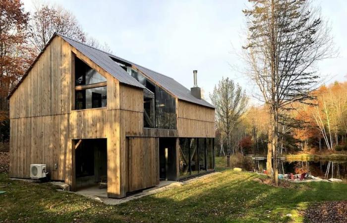 Dieses moderne Cottage im Scheunenstil zur Miete ist der perfekte Herbsturlaub, weniger als eine Stunde von Montreal entfernt