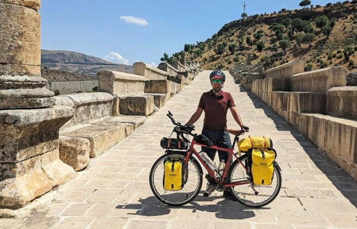 Fabien Saint-Jalmes wurde in Morlaix geboren und bereiste die Welt, indem er 45.000 km mit dem Fahrrad durch 42 Länder zurücklegte