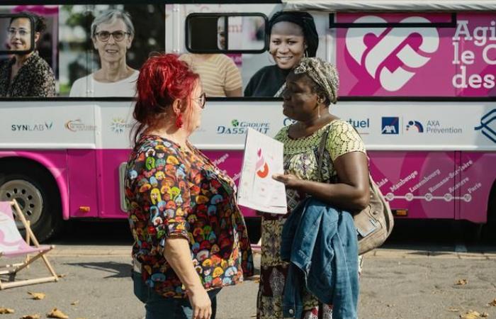 In Béthune ein Bus, um Frauen auf Herzbeschwerden aufmerksam zu machen