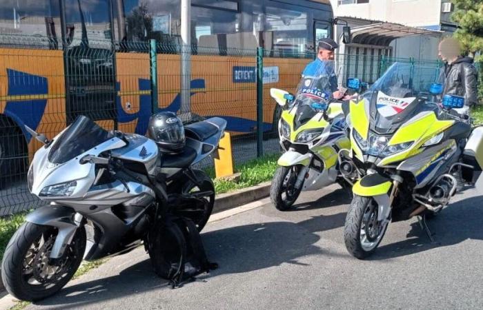 Ein Motorradfahrer wurde auf dieser stark befahrenen Straße beim Überfahren erwischt