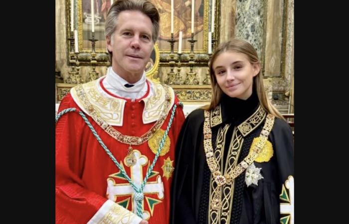 Vittoria von Savoyen majestätisch als würdige Erbin, die Tochter von Clotilde Courau mit ihrem Vater Emmanuel-Philibert für eine große Premiere