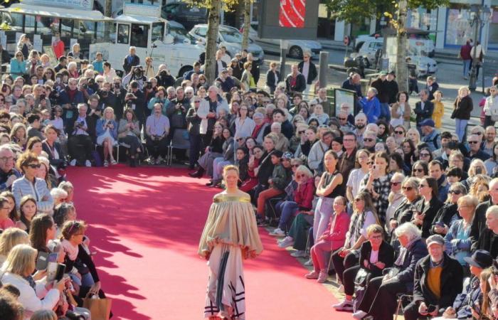 Die Kreationen von 10 jungen Couturiers, die in Dinan vorgeführt wurden, sind hier die auffälligsten