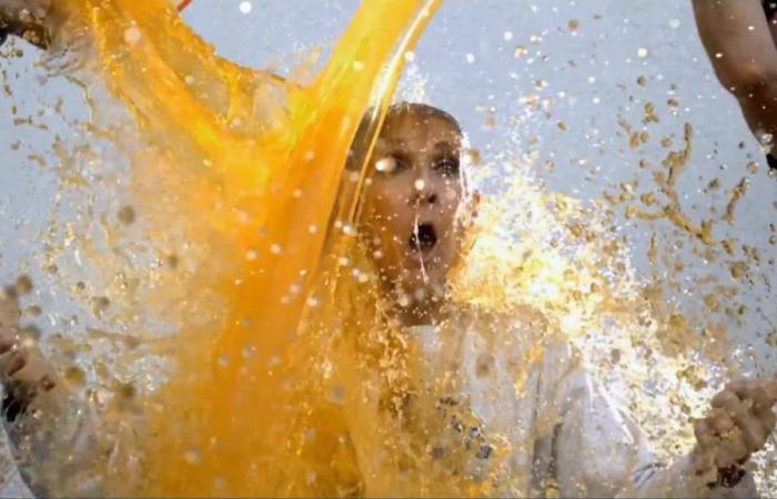 Céline Dion bekommt bei der Eröffnung von „Sunday Night Football“ orangefarbene Gatorade auf den Kopf geschüttet