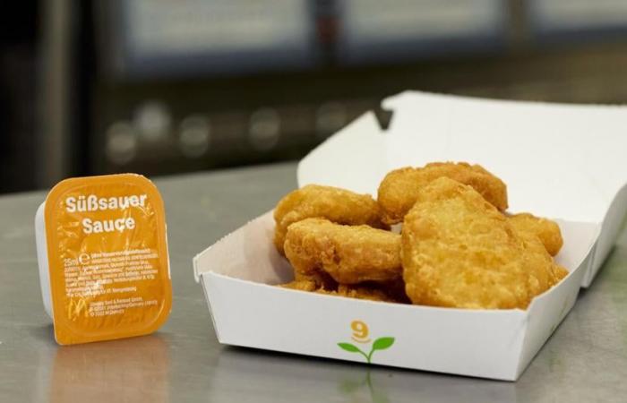 Vegetarisch – Ab morgen vermarktet McDonald’s die ersten Chicken Nuggets in Frankreich… ohne Hühnchen: „Noch nie gab es eine solche Neuheit bei einem so ikonischen Produkt wie Nuggets“ – Video