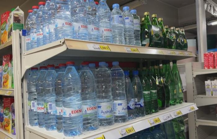 Der Preis für Wasser in Flaschen ist für diesen reunionesischen Bürger ein echtes Unverständnis