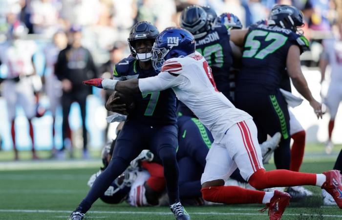 Brian Burns von den Giants liefert einen kritischen Sack, nachdem er nicht geblockt wurde