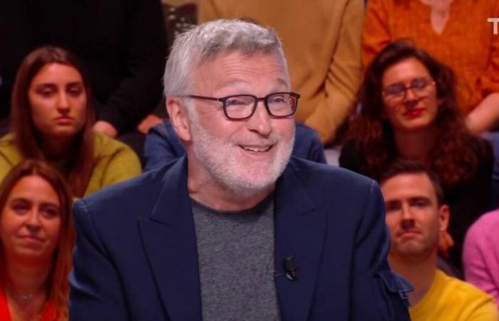 Laurent Ruquier würdigt ihn und denkt an Gérard Jugnot und Isabelle Mergault, seine beiden Mitglieder bei Les Grosses Têtes