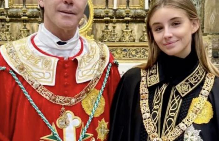 Vittoria von Savoyen majestätisch als würdige Erbin, die Tochter von Clotilde Courau mit ihrem Vater Emmanuel-Philibert für eine große Premiere