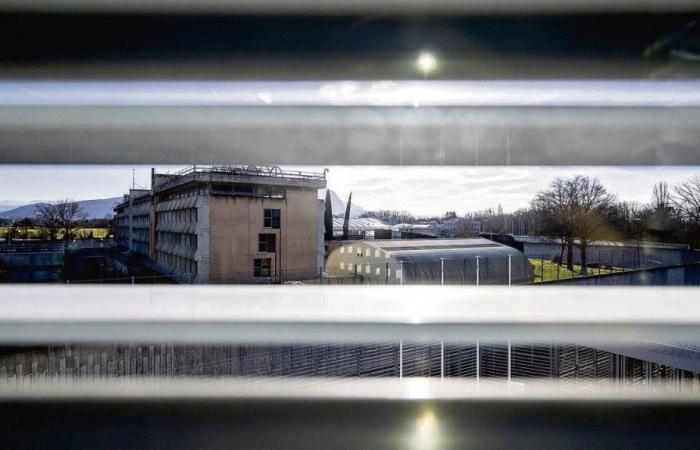 In Genf wird ein minderjähriger Häftling in Champ-Dollon eingesperrt und von der Welt isoliert