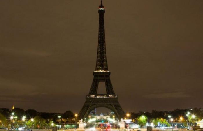 Anschläge vom 7. Oktober: Der Eiffelturm wurde an diesem Montagabend zum Gedenken an die Opfer dunkel