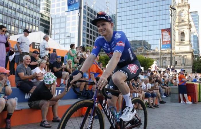 Stan Van Tricht bietet Axel Baudin den Bernocchi Cup an