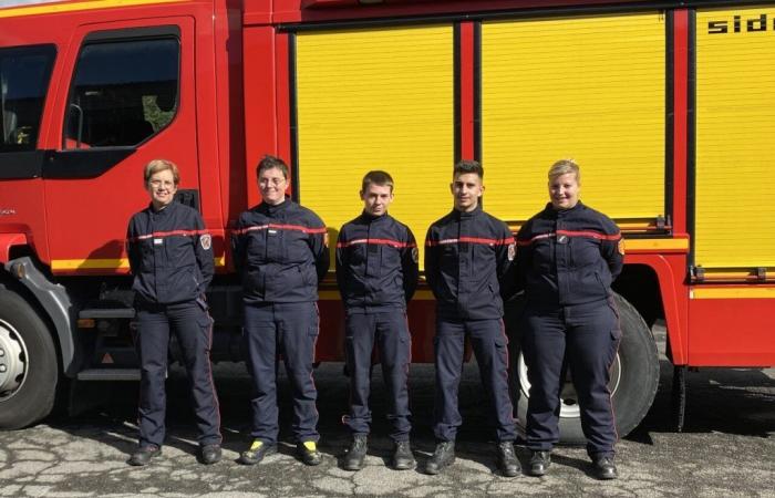 Zwei junge Leute schließen sich der Feuerwehr an