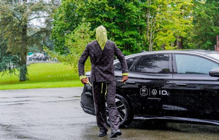 die unwahrscheinliche maskierte Ankunft von Ibrahima Konaté in Clairefontaine (Video)